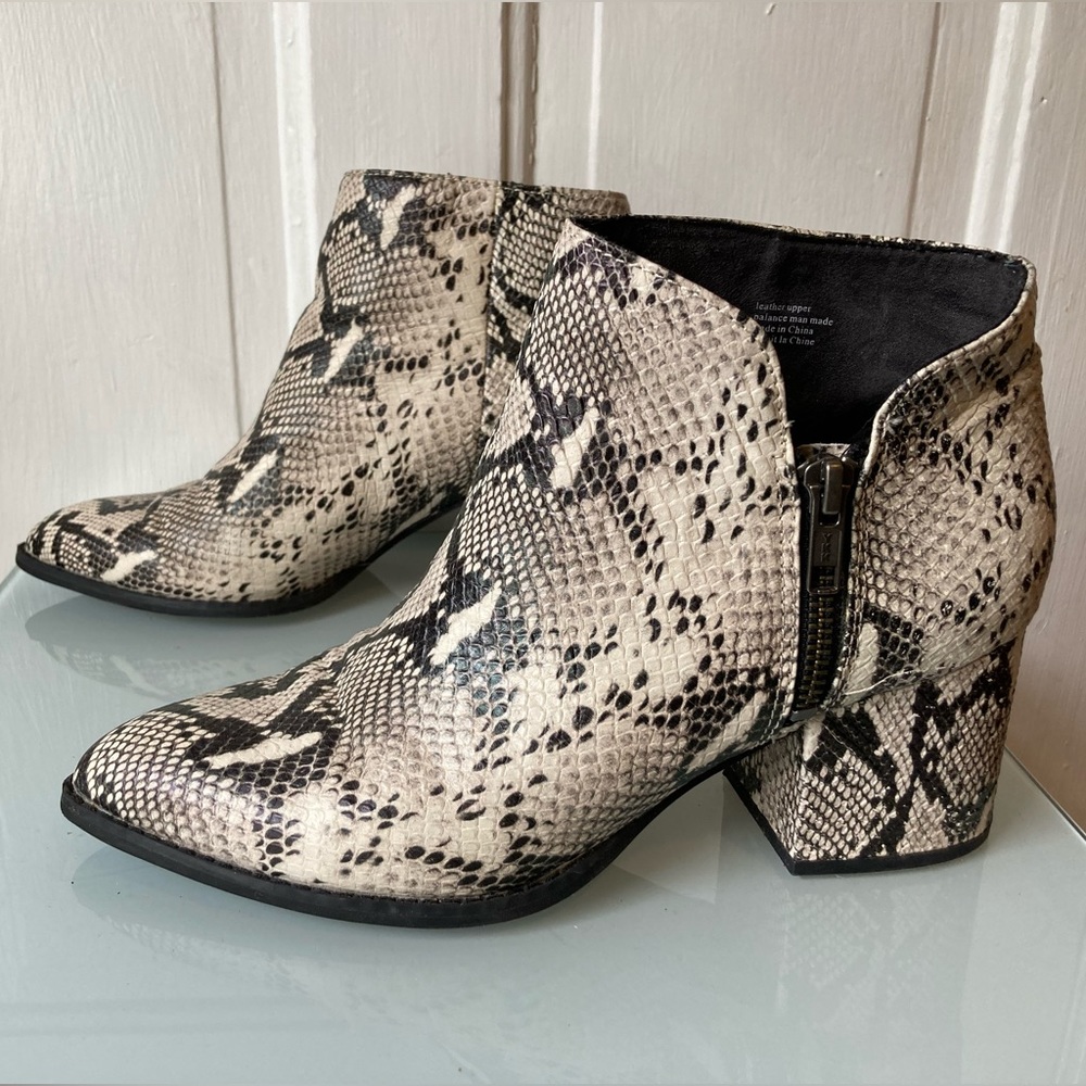 Seychelles faux snakeskin boots, size 7.5. Great condition 2.5” heel